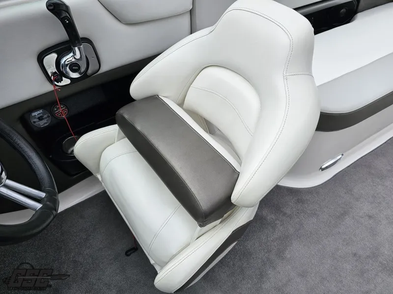 Slide: The Image of Regal 2500 Bowrider 2011 - 88