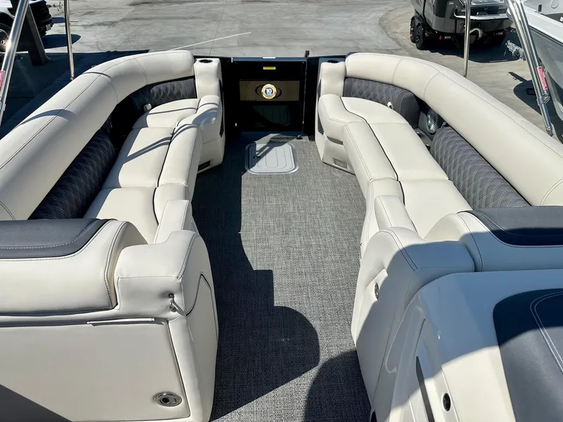 Slide: The Image of Barletta Lusso Ultra-Lounge L25UCA W/ 400HP Mercury V10 2025 - 10