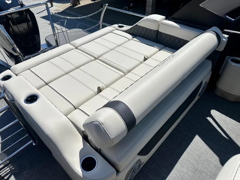 Slide: The Image of Barletta Lusso Ultra-Lounge L25UCA W/ 400HP Mercury V10 2025 - 6