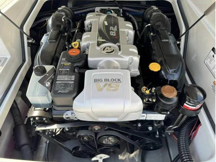 Slide: The Image of Crownline Boats Crownline 290 2021 - 5