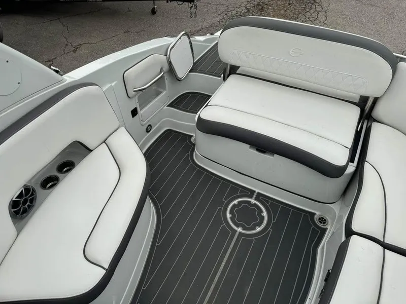 Slide: The Image of Crownline Boats Crownline 290 2021 - 6