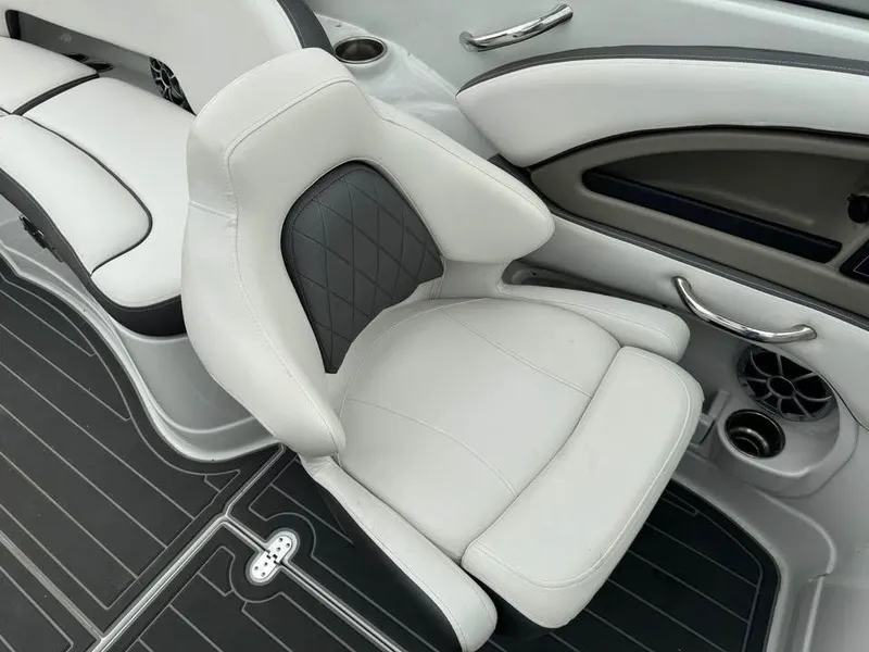 Slide: The Image of Crownline Boats Crownline 290 2021 - 8