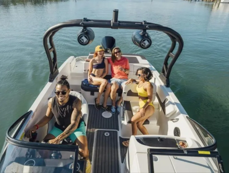 Slide: The Image of Bayliner VR6 Bowrider OB 2025 - 3