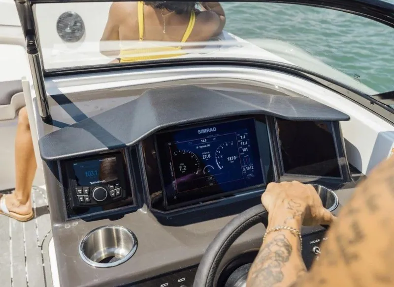 Slide: The Image of Bayliner VR6 Bowrider OB 2025 - 4