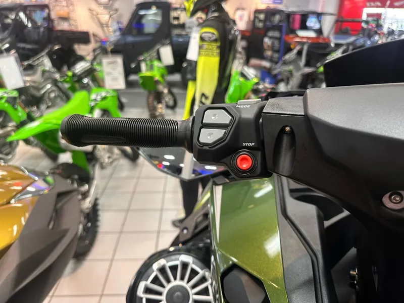 Slide: The Image of Kawasaki JET SKI ULTRA 160LX 2025 - 7