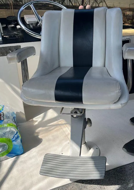 Slide: The Image of Captain's chair on a 1993 Kha Shing Motoryacht, featuring a sleek black and gray design. - 35