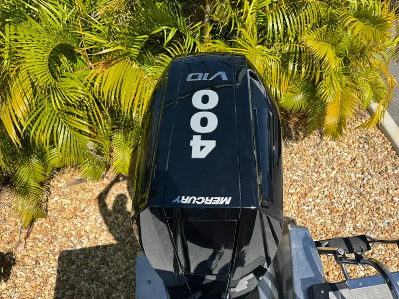Slide: The Image of Mercury 400 V10 outboard engine on Avalon Excalibur 27', 2025 model, with tropical foliage background. - 43