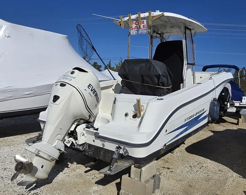 Slide: The Image of 2009 Hydra-Sports Vector 2200 CC boat for sale, featuring Evinrude outboard motor. - 18