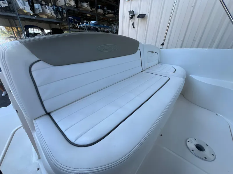 Slide: The Image of White seating area on a 2006 Sea Ray 290 Sundancer boat. - 13