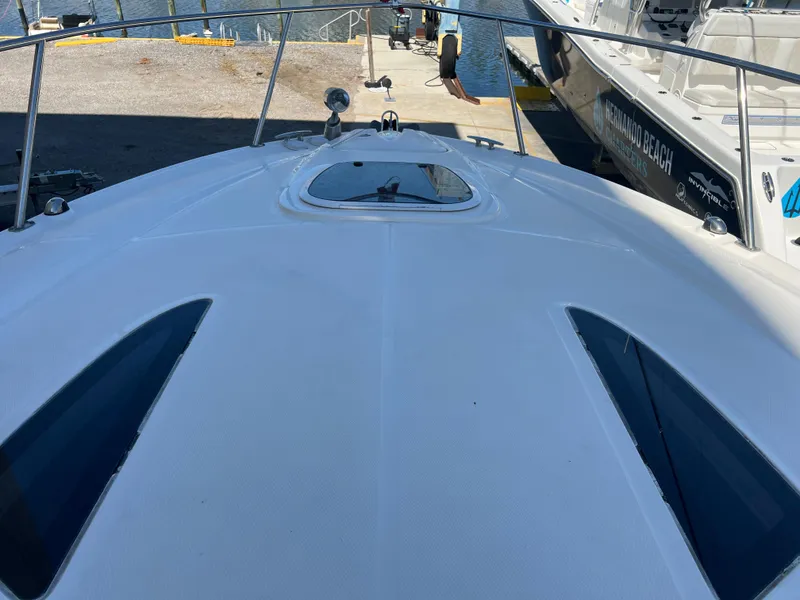 Slide: The Image of 2006 Sea Ray 290 Sundancer boat deck with hatch, docked at marina. - 41