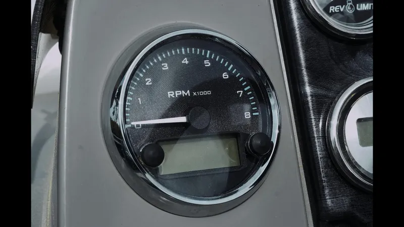 Slide: The Image of Tachometer of 2025 Tahoe Pontoon Sport 85 Cruise, displaying RPM x1000. - 4