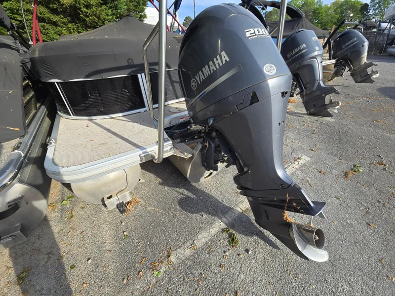 Slide: The Image of 2015 Bennington 24 SSRX30 pontoon boat with Yamaha 200 outboard motor. - 11