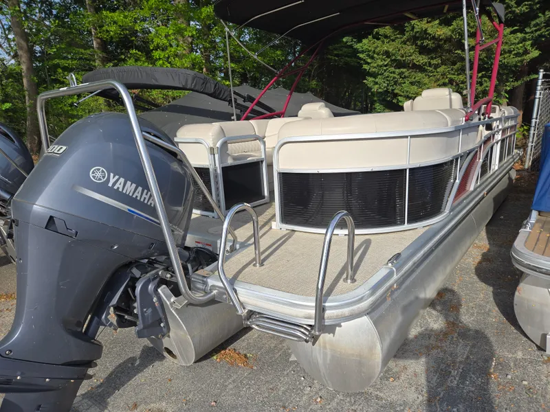 Slide: The Image of 2015 Bennington 24 SSRX30 pontoon boat with Yamaha outboard motor, parked outdoors. - 5