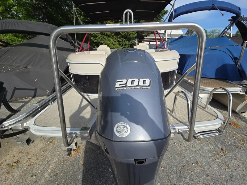 Slide: The Image of 2015 Bennington 24 SSRX30 pontoon boat with Yamaha 200 engine, docked outdoors. - 9