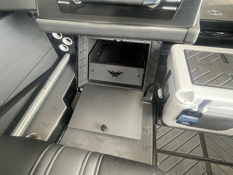 Slide: The Image of Vexus Boats DVX20s 2025 - 22