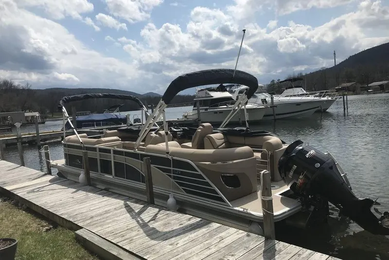 Slide: The Image of 2018 Bennington 23GSRFB pontoon boat docked on a sunny day. - 3