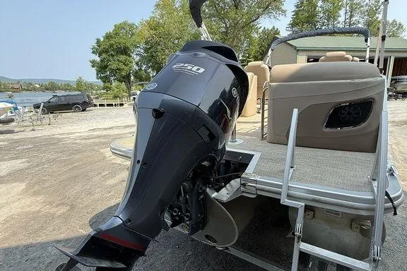 Slide: The Image of 2018 Bennington 23GSRFB pontoon boat with Yamaha 250 outboard motor, docked on a sunny day. - 7