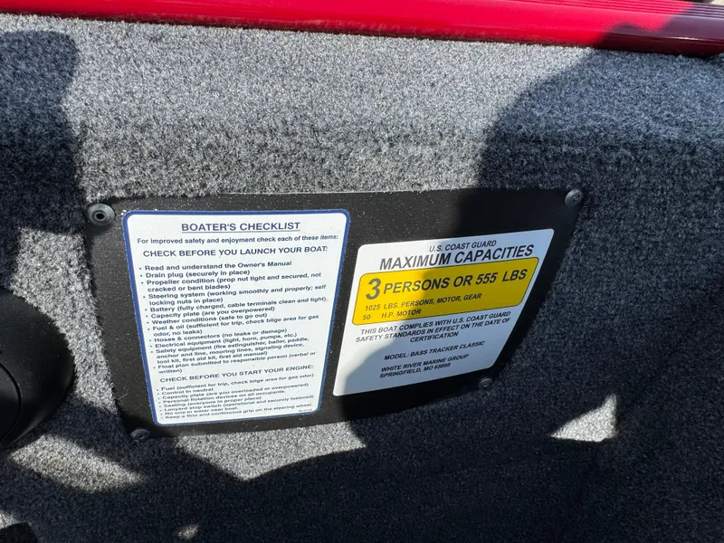 Slide: The Image of 2025 Tracker Bass Tracker Classic XL capacity label, 3 persons or 555 lbs limit. - 10