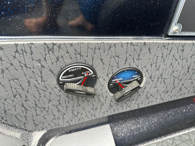 Slide: The Image of Control panel of a 2025 Vexus VXS21 boat with livewell settings. - 21