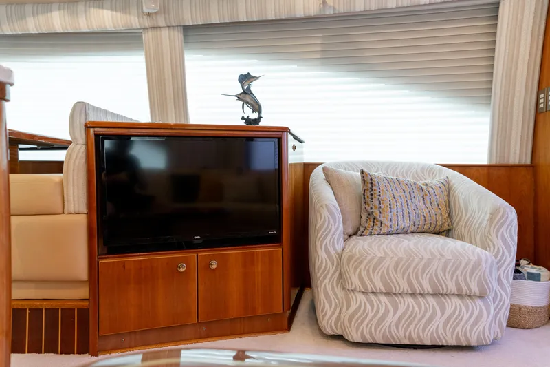 Slide: The Image of Interior of 2004 Ocean Yachts 50 Super Sport with TV and cozy chair. - 27