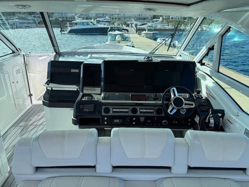 Slide: The Image of 2019 Formula 430 Super Sport Crossover 13 - 13