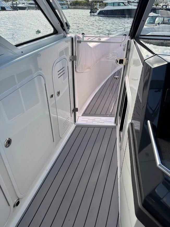 Slide: The Image of 2019 Formula 430 Super Sport Crossover 22 - 22