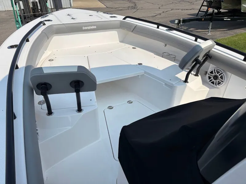 Slide: The Image of 2023 Everglades 253 Center Console 11 - 11