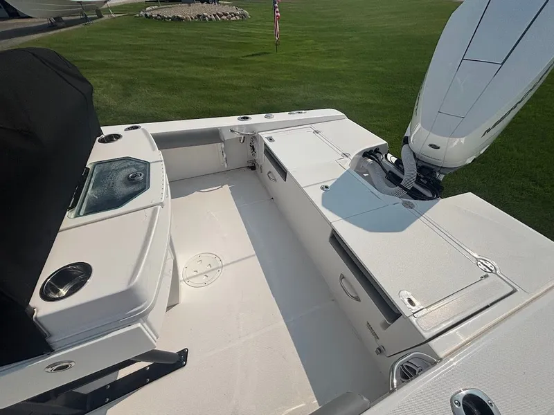 Slide: The Image of 2023 Everglades 253 Center Console 5 - 5