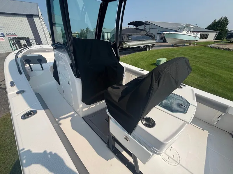 Slide: The Image of 2023 Everglades 253 Center Console 7 - 7