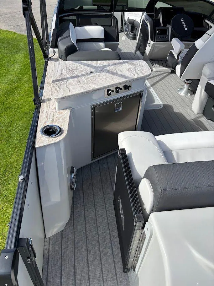 Slide: The Image of 2025 Avalon Catalina Platinum Elite Windshield 2585 5 - 5