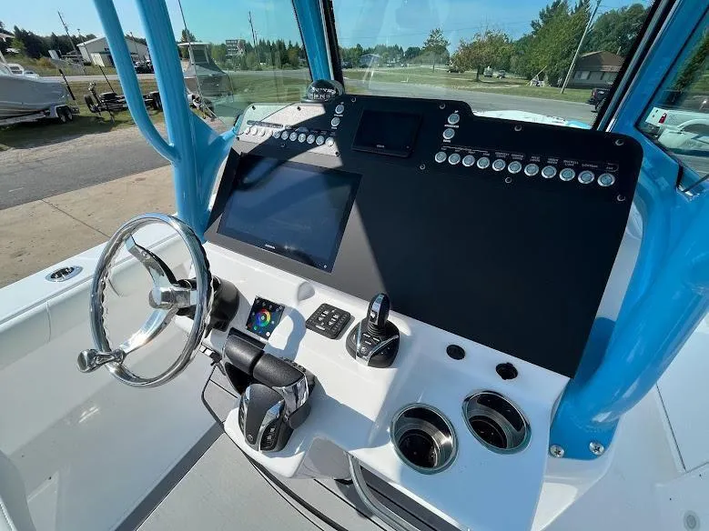 Slide: The Image of 2023 Everglades 273 Center Console 3 - 3