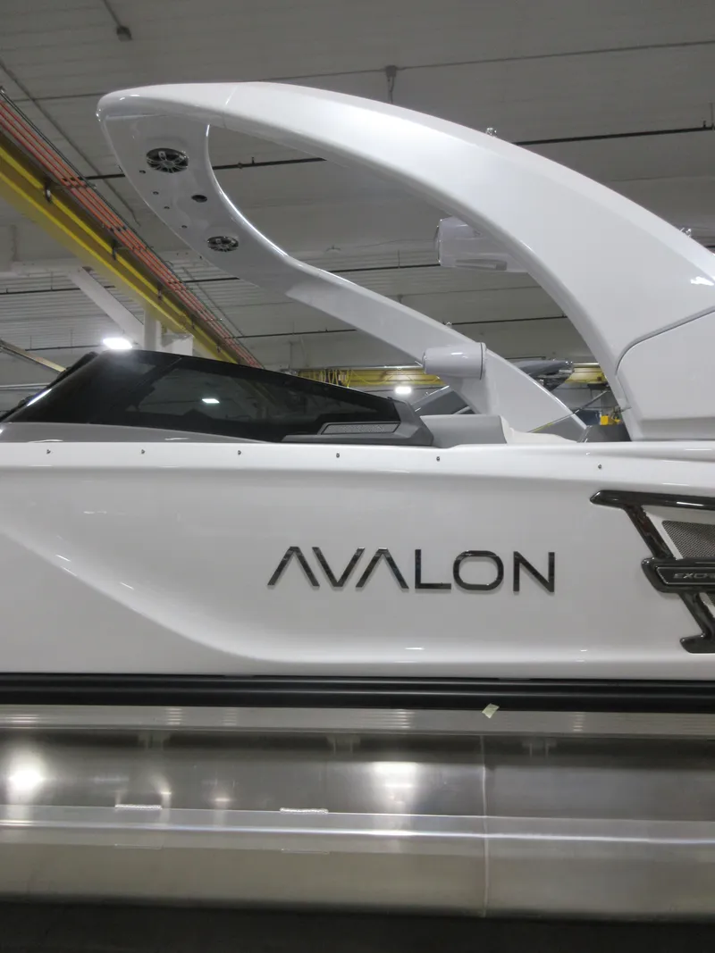 Slide: The Image of 2025 Avalon Excalibur Elite Windshield Twin 500R 16 - 16
