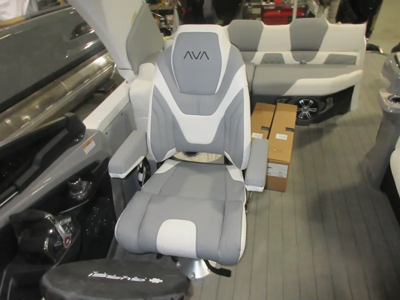 Slide: The Image of 2025 Avalon Excalibur Elite Windshield Twin 500R 6 - 6