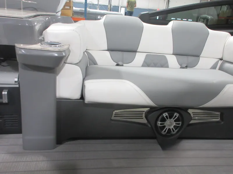 Slide: The Image of 2025 Avalon Excalibur Elite Windshield Twin 500R 7 - 7