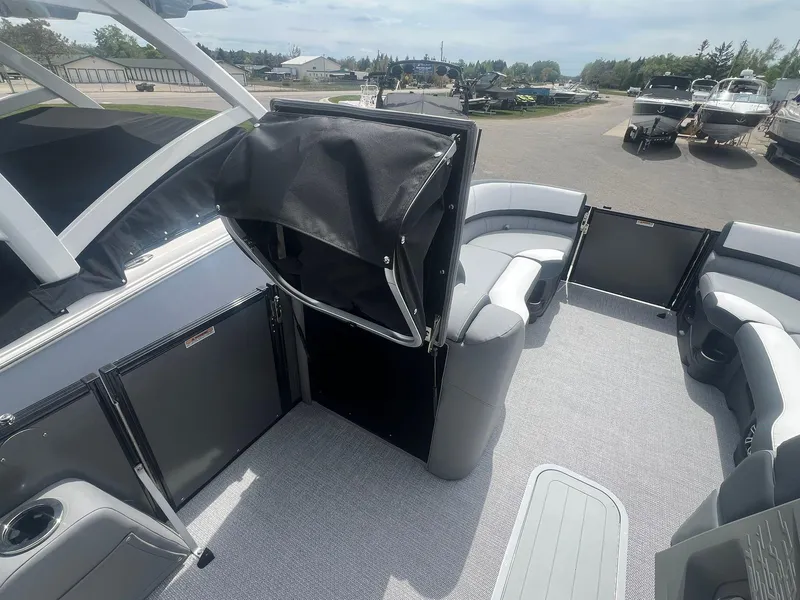 Slide: The Image of 2025 Avalon Catalina Platinum Quad Lounge Shift 2585 15 - 15