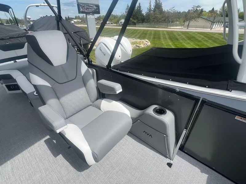 Slide: The Image of 2025 Avalon Catalina Platinum Quad Lounge Shift 2585 16 - 16