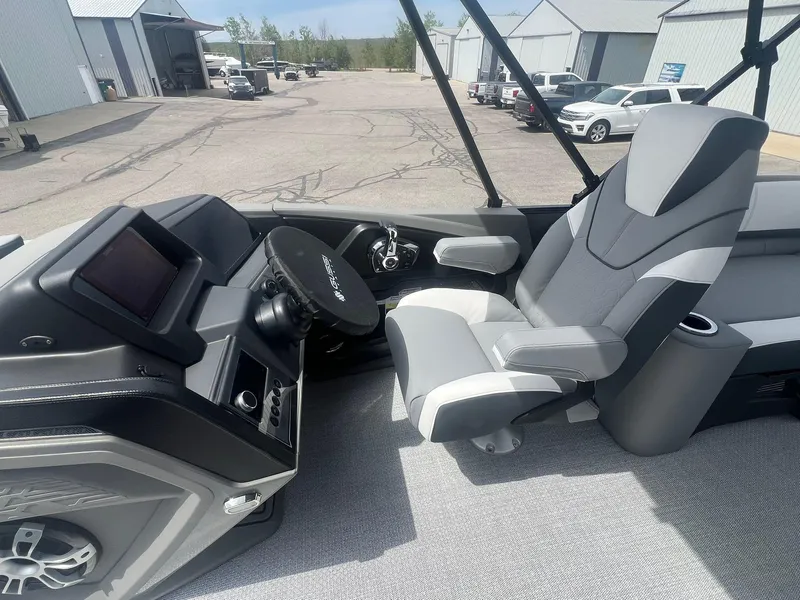 Slide: The Image of 2025 Avalon Catalina Platinum Quad Lounge Shift 2585 17 - 17