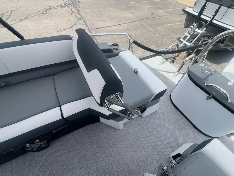 Slide: The Image of 2025 Avalon Catalina Platinum Quad Lounge Shift 2585 20 - 20