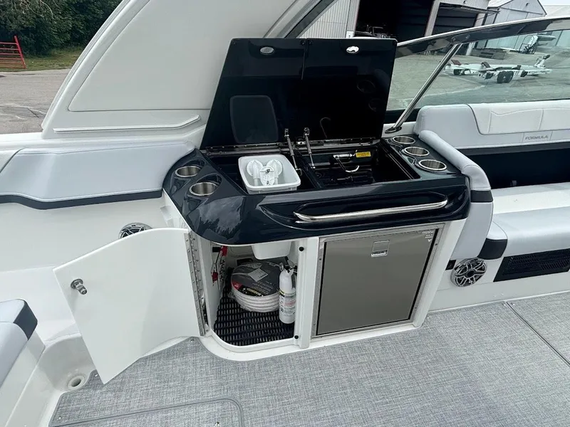 Slide: The Image of 2025 Formula 350 Crossover Bowrider 10 - 10