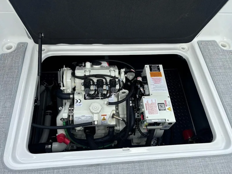 Slide: The Image of 2025 Formula 350 Crossover Bowrider 12 - 12