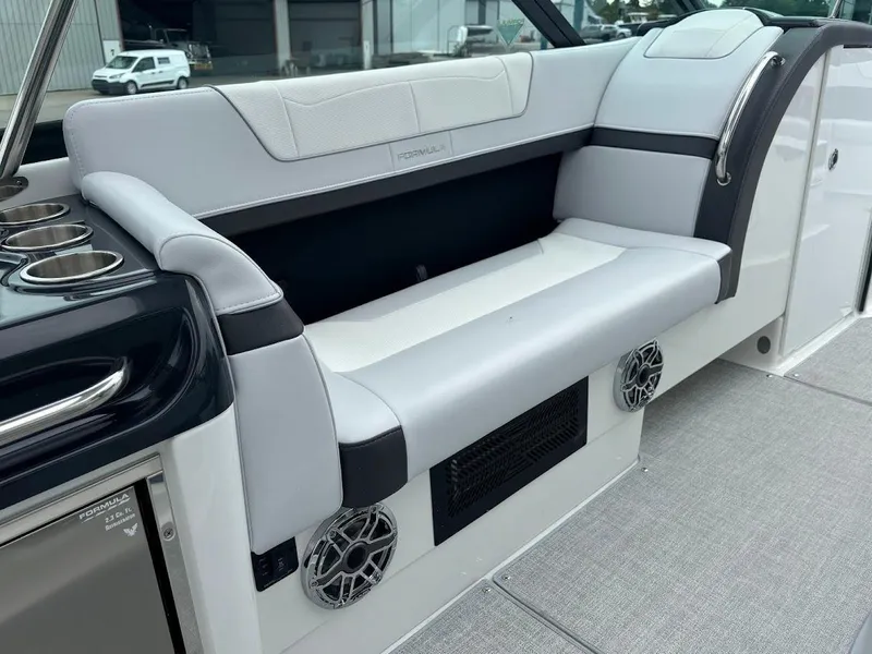 Slide: The Image of 2025 Formula 350 Crossover Bowrider 14 - 14