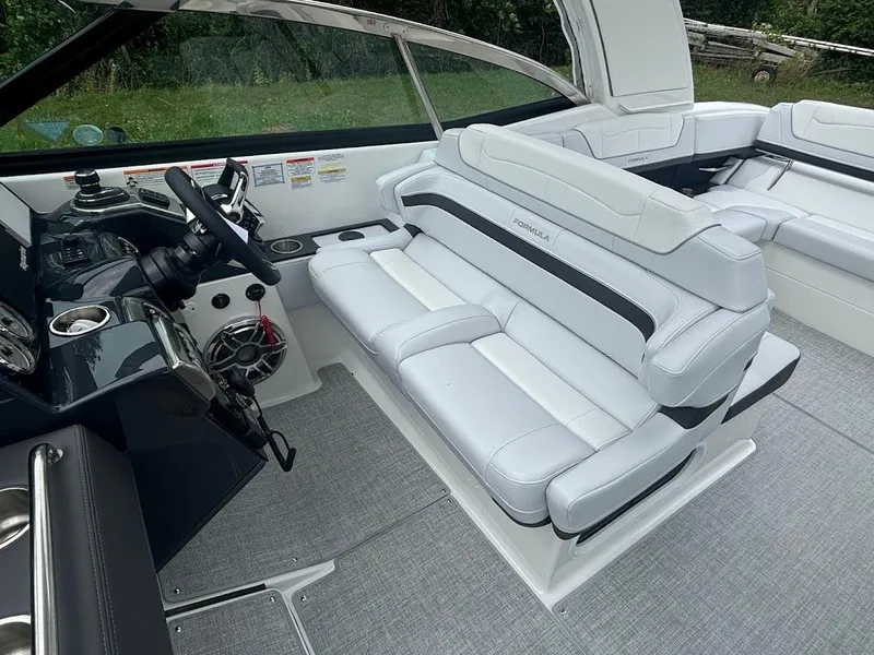 Slide: The Image of 2025 Formula 350 Crossover Bowrider 15 - 15