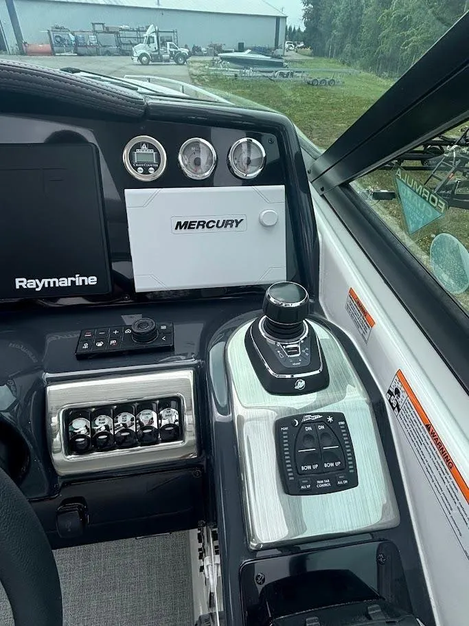 Slide: The Image of 2025 Formula 350 Crossover Bowrider 17 - 17