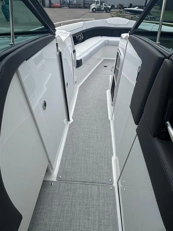 Slide: The Image of 2025 Formula 350 Crossover Bowrider 18 - 18