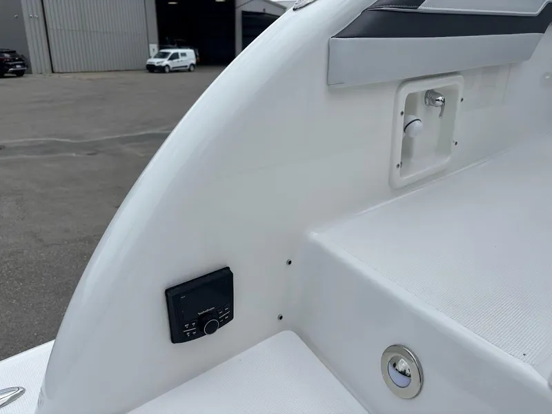 Slide: The Image of 2025 Formula 350 Crossover Bowrider 6 - 6