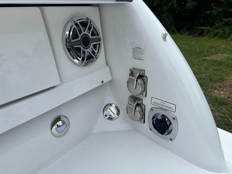 Slide: The Image of 2025 Formula 350 Crossover Bowrider 7 - 7