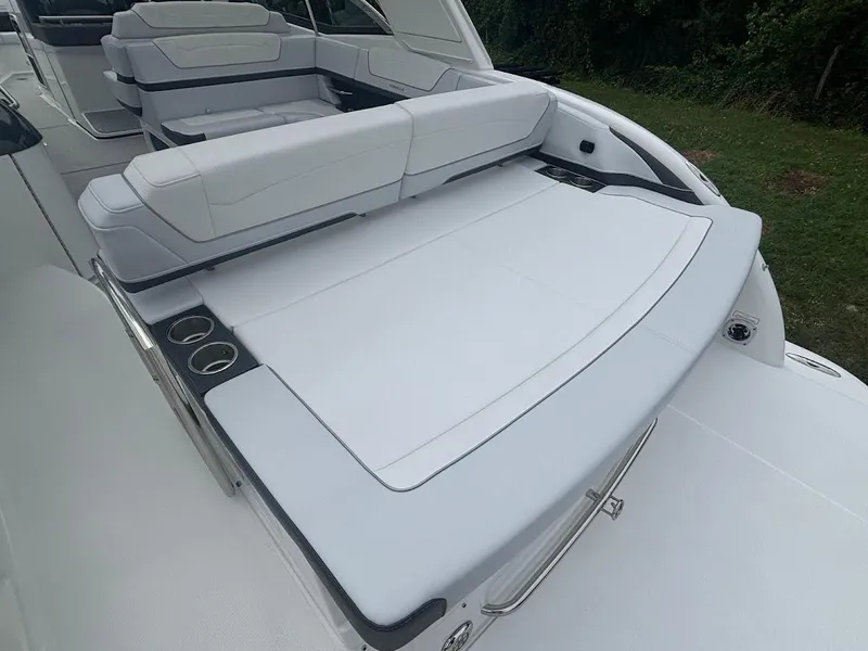 Slide: The Image of 2025 Formula 350 Crossover Bowrider 8 - 8