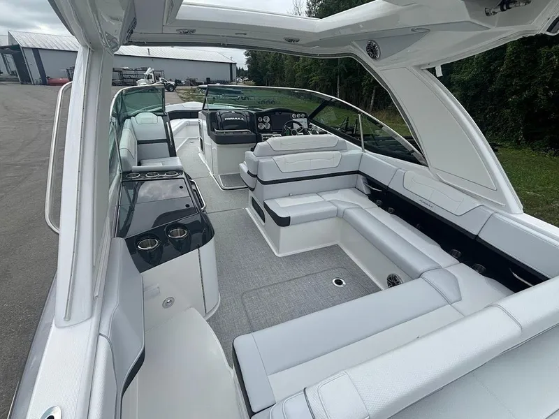 Slide: The Image of 2025 Formula 350 Crossover Bowrider 9 - 9