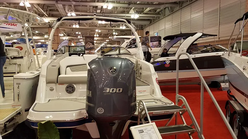 Slide: The Image of 2018 Four Winns HD270 OB boat with Yamaha 300 engine at indoor boat show. - 7