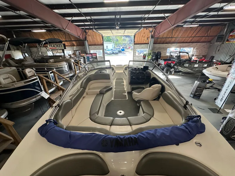 Slide: The Image of 2009 Yamaha Boats SX210 in showroom, featuring spacious seating and modern design. - 10